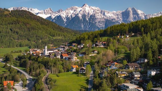 Reith Wiesenweg im Frühling - Drohnenaufnahme Reith mit Wettersteingebirge im Hintergrund.jpg