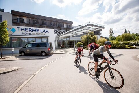 Start und Ziel ist die Therme Laa