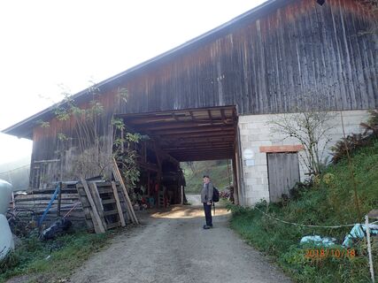 durch das Hofnebengebäude