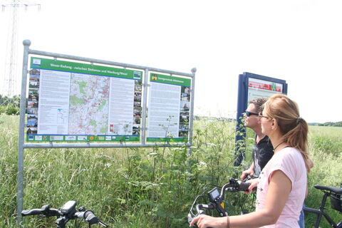 Radler am Weser-Radweg 
