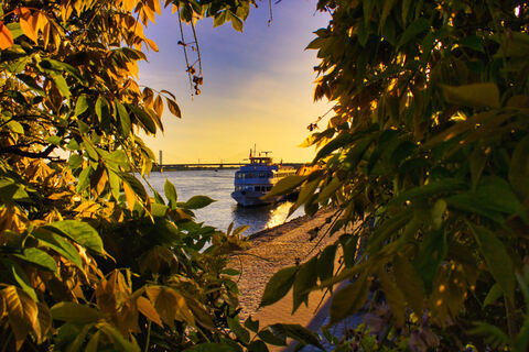 Fahrgastschiff im Sonnenuntergang