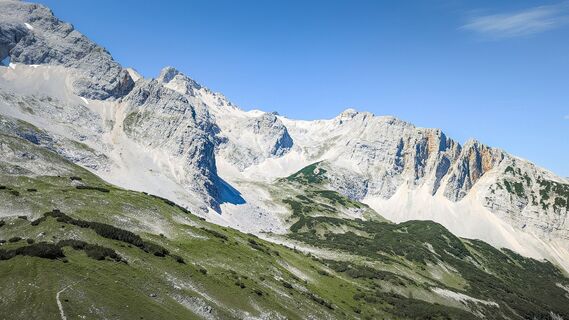 Toni-Gaugg-Weg im Karwendel_Landschaftsaufnahme auf Bergmassiv.jpeg