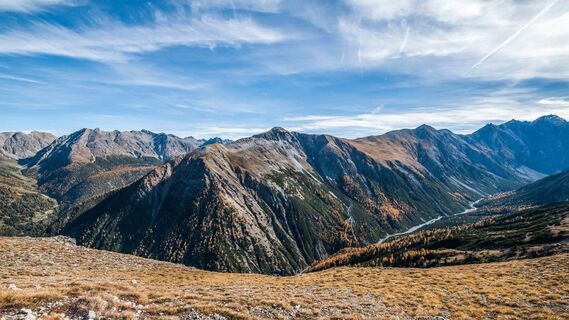 Der Grat Richtung Murtaröl bietet einen wunderbaren Ausblick in die Val Cluozza und zum Murtersattel.