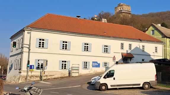 Bei der Alten Schule die Hadersfelderstraße hoch