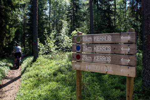 Die Wege von Raahen Hummastinvaara sind im Wald gut markiert