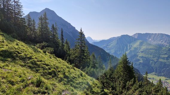 Weg beim Aufstieg, im Hintergrund die Kohlberspitze mit ihrem riesigen Gipfelkreuz