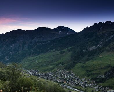 Vals mit Piz Tomül im Hintergrund