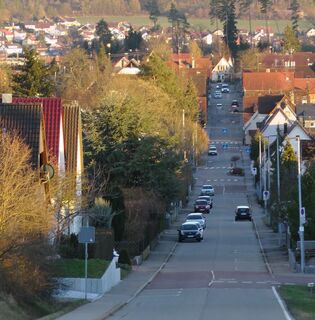 Gerade Straßenzüge in Neuhengstett. Im historischen Ortskern stehen die Häuser mit den Giebelseiten zur Straße.