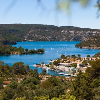 Blick auf das Dorf und den See von Esparron-de-Verdon