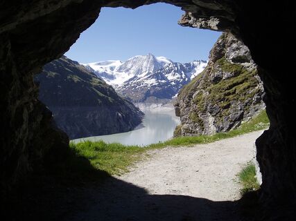 Stausee Lac de Dix und Berg Montblanc de Cheilon