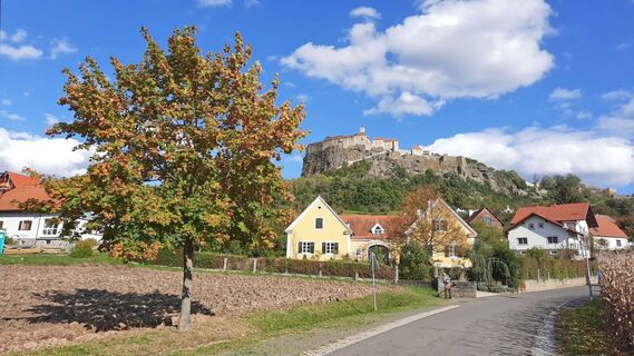 Blick zurück - die Burg thront über der Ortschaft