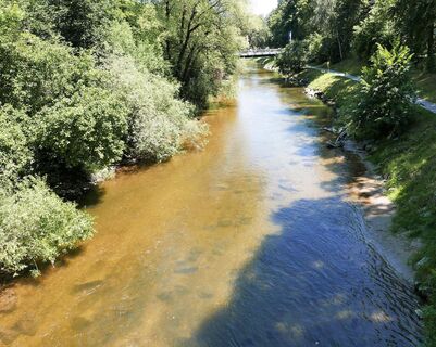 Europahof-Brücke Blick auf die Vöckla die aus mehreren Quellbächen am Mondseeberg