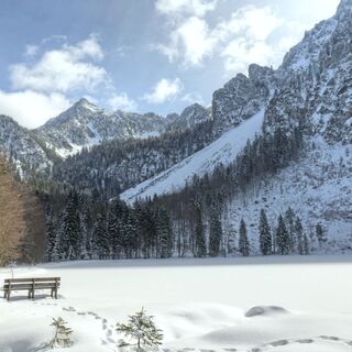 Zeit zum Genießen: der Ausblick auf die schneebedeckten Gipfel der Berge rund um Inzell