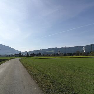 Auf dem Weg nach Weißkirchen hat man eine tolle Sicht auf die Weißkirchner Kirche und die Burgruine Eppenstein