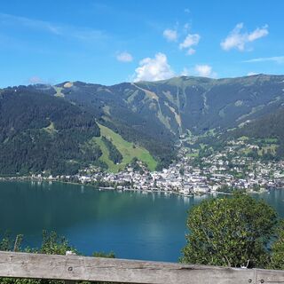 Blick auf Zell am See während Biketour zur Enzianhütte