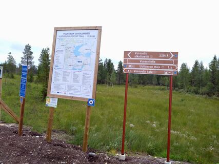 Schilder entlang des Vuossel Outdoor Trail