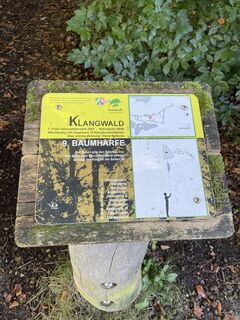 Klangwald Schild Baumharfe
