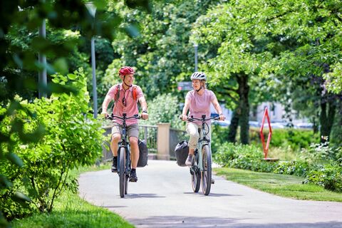 Radfahrende im Öhringer Hofgarten