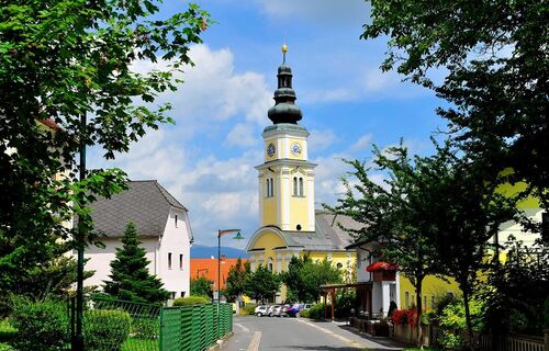 Blick zur Pfarrkirche Wenigzell, c Zug