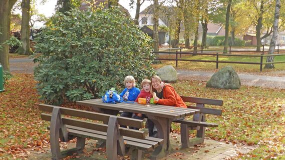 Wanderer beim Rastplatz mitten in Brillit