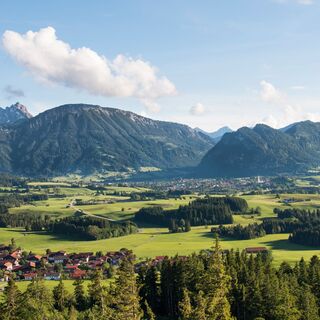 Ausblick von den Ruinen oberhalb der SchlossbergalM:Hohenfreyberg und Eisenberg