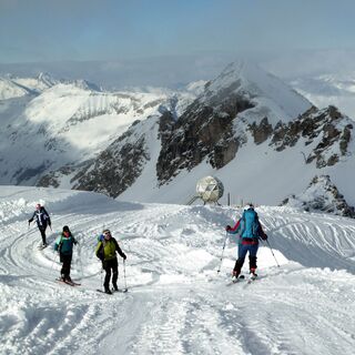 Die letzten Meter auf den Kreuzkogel (2685 m) mit dem Salesenkogel im Rücken.
