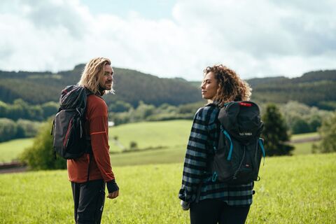 Ein Wanderpaar oberhalb von Sundern-Hagen