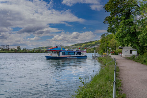 Schiffsanlegestelle und Fahrgastschiff