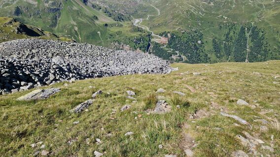 Weiter Oben nochmal Rückblick auf den Aufstiegsweg neben der Schuttmoräne.