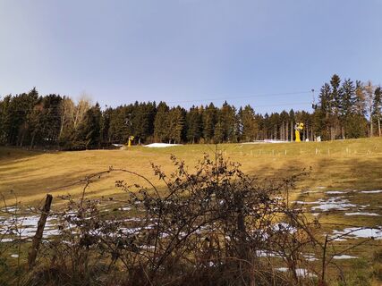Weg unterhalb des Skilifts