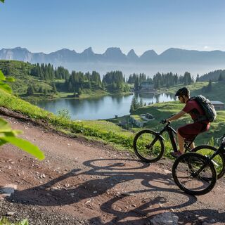 Die Biketour führt am idyllischen Seebensee vorbei. Immer im Blickfeld: die Churfisten.