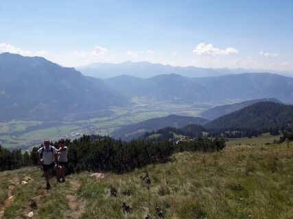Die letzten Meter hinauf zum Gipfel (im Hintergrund das Ennstal)