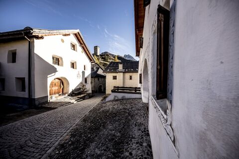 Die Burgruine «Steinsberg» trohnt über Ardez.