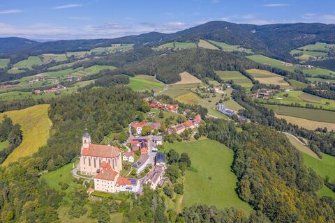 Wallfahrtskirche Pöllauberg und Blick Richtung Masenberg in der Oststeiermark