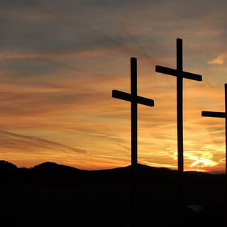Sonnenaufgang hinter den Wetterkreuzen in Hollenthon | Bucklige Welt