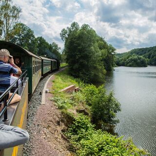 Weißeritztalbahn entlang der Talsperre Malter