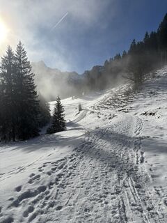Foto von tiefblauesmeer entlang der Tour