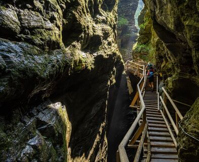 Über spektakulär angelegte Holzsteganlagen geht es durch die Schlucht.