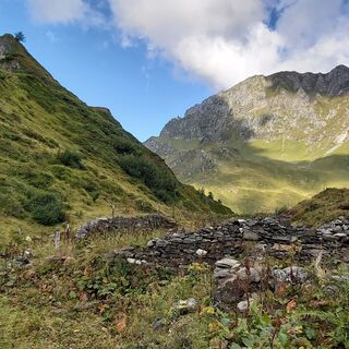 Alte Grundmauern entlang des Wanderwegs zum Hacklsee