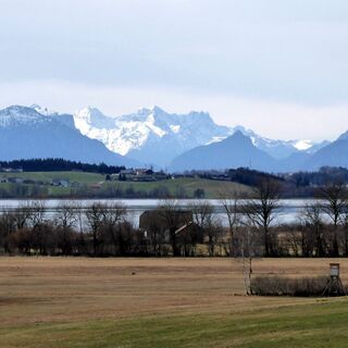 Weite Aussichten mit Blick über die Moorwiesen und den Wallersee bis hin zum Hochkalter.