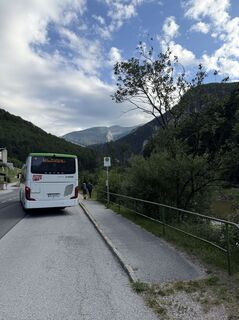 Mit Buslinie 341 von Payerbach zur Haltestelle Raxseilbahn (den Frühbus um 07:14 ab Payerbach gibts allerdings nur Mo-Fr)