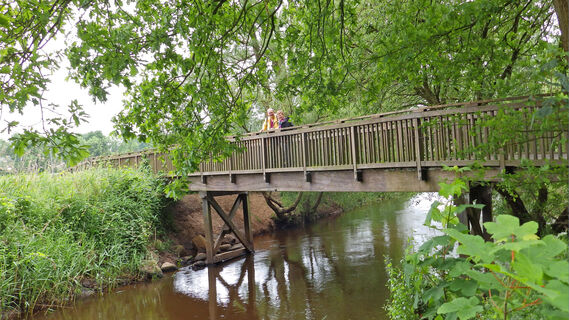 Wanderer auf der Schulbrücke über die Wümme