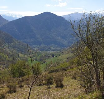 Blick auf die Berge und das Dorf in der Ferne