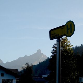Ab der Bushaltestelle Filzmoos - Abz. Neuberg ist die Bischofsmütze der ständige Wegbegleiter.