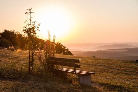 Ausblick ins Tal bei Sonnenaufgang auf dem Köterberg