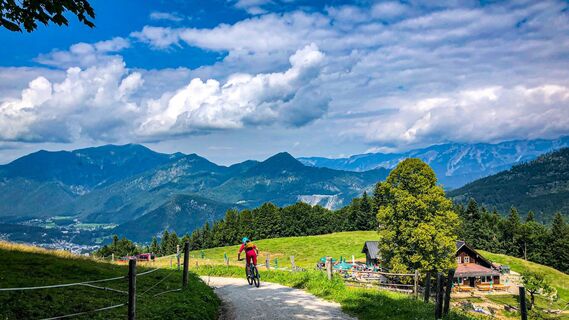 Hoisradalm mit Blick auf Bad Ischl