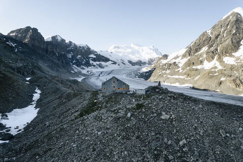 Cabane Panossière mit dem Grand Combin im Hintergrund