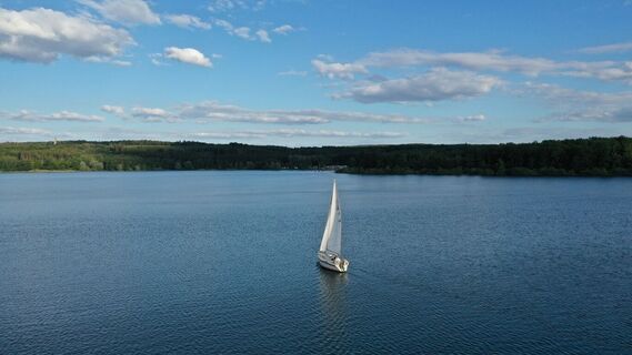 Segelboot auf dem Möhnesee