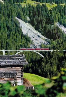 Langwieser Viadukt mit der Rhätischen Bahn