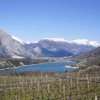 Lago di Cavedine, mit dem verschneiten Paganella im Hintergrund